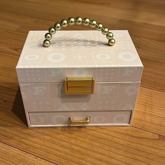 Little girl jewelry box. FAO Schwarz pink accessory jewelry box - Picture 2 of 6